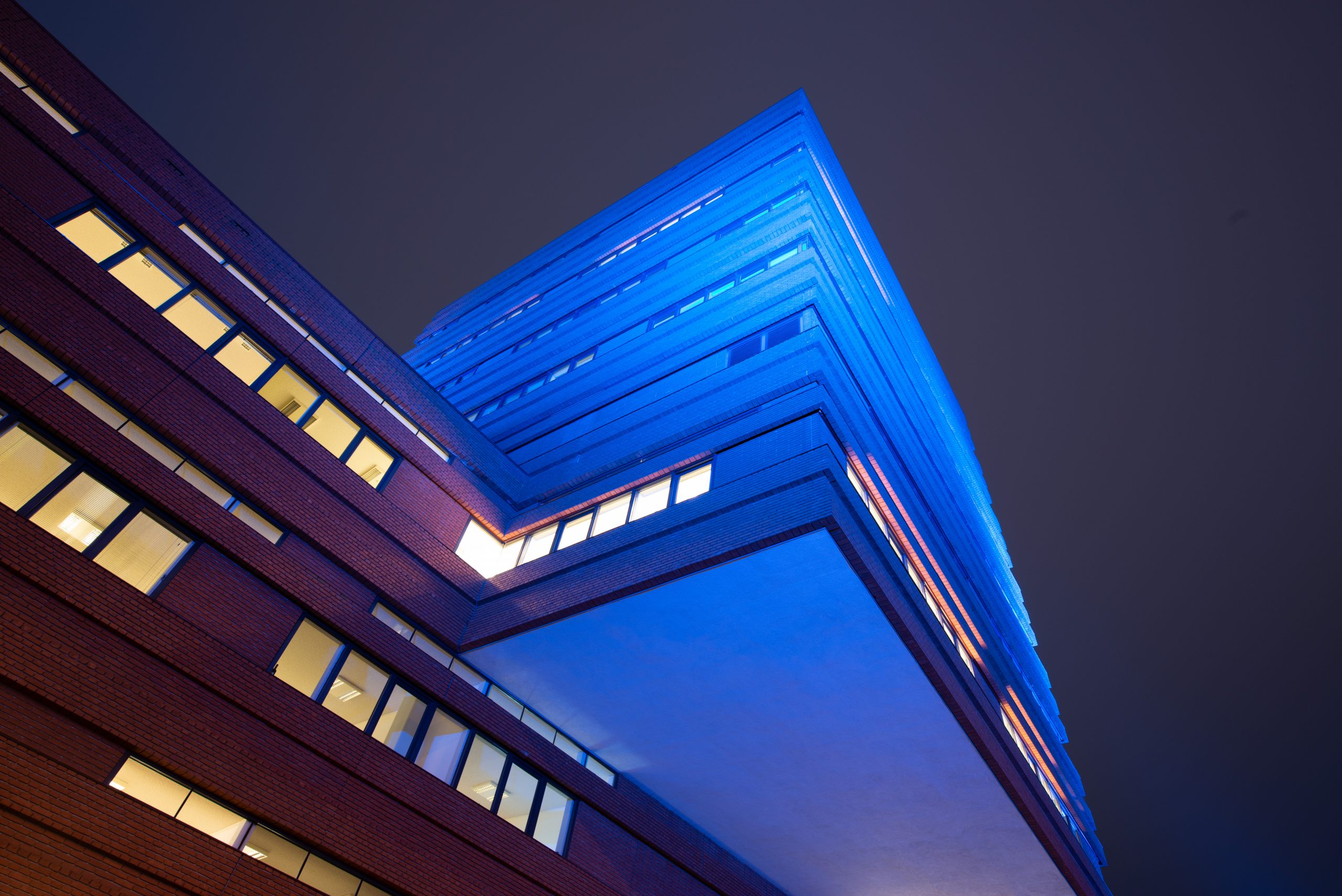 Stadhuis Waalwijk wet blue verlicht