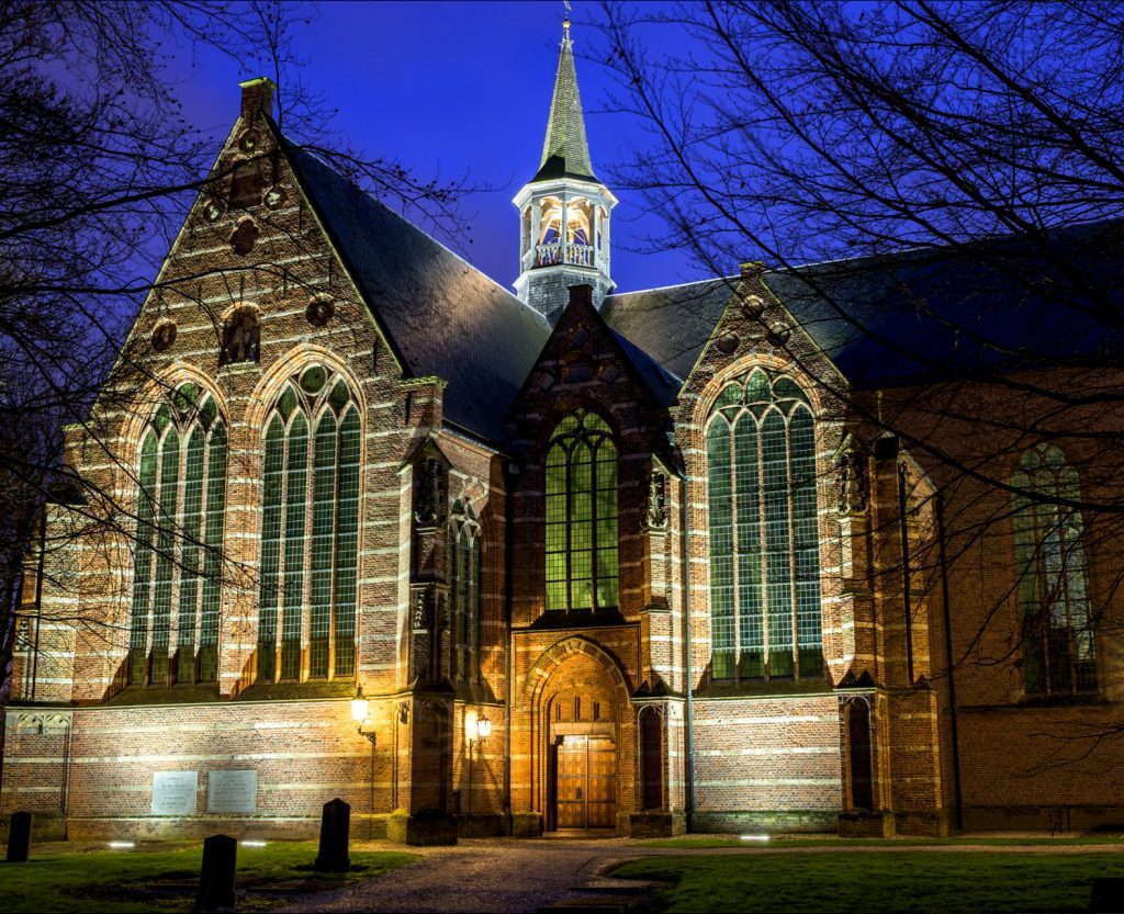 Een kerkgebouw wordt duurzaam verlicht