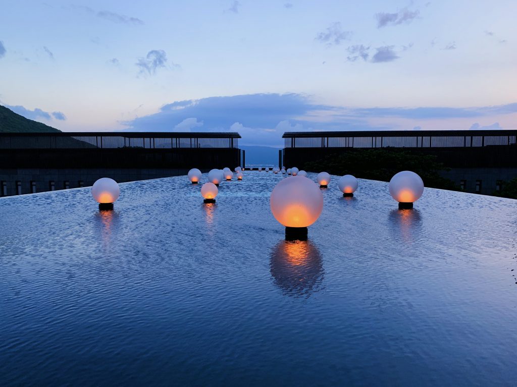Resort met lichtbollen in het water